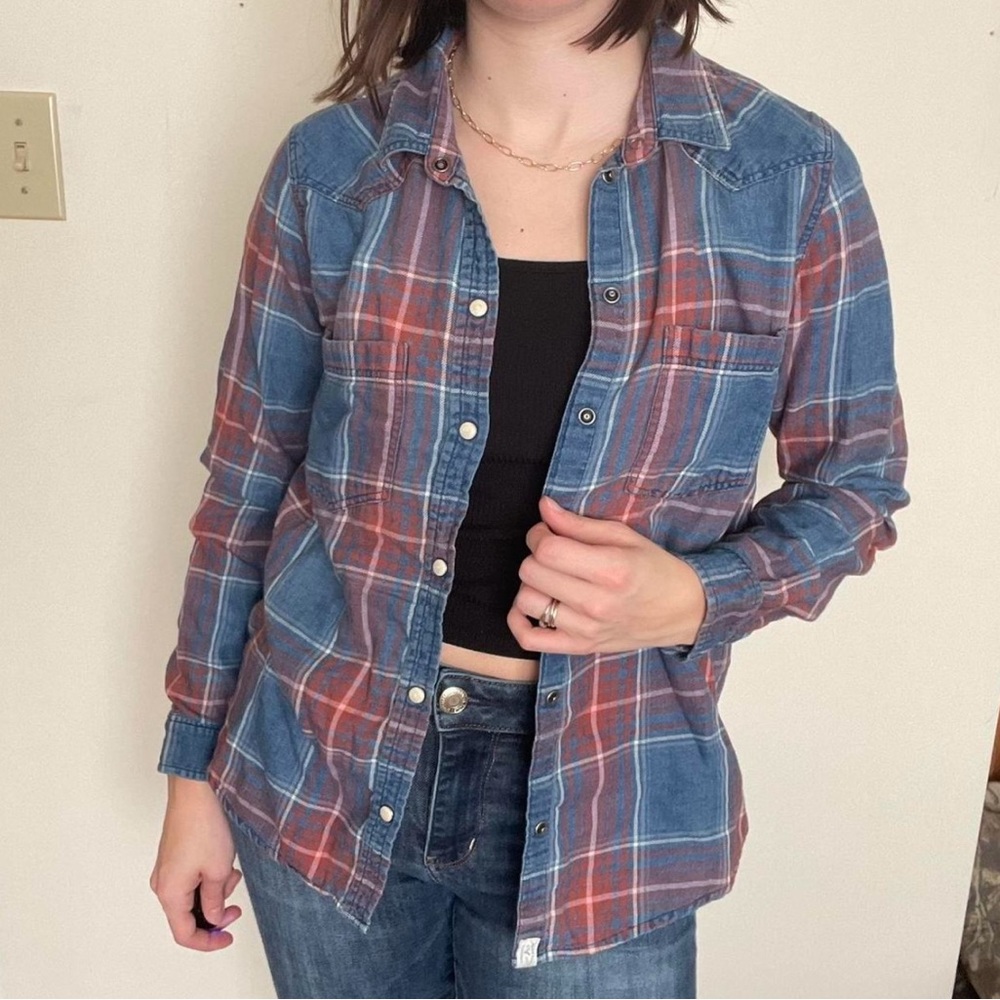 American Eagle women’s size L boyfriend, fit pearl snap button up flannel shirt